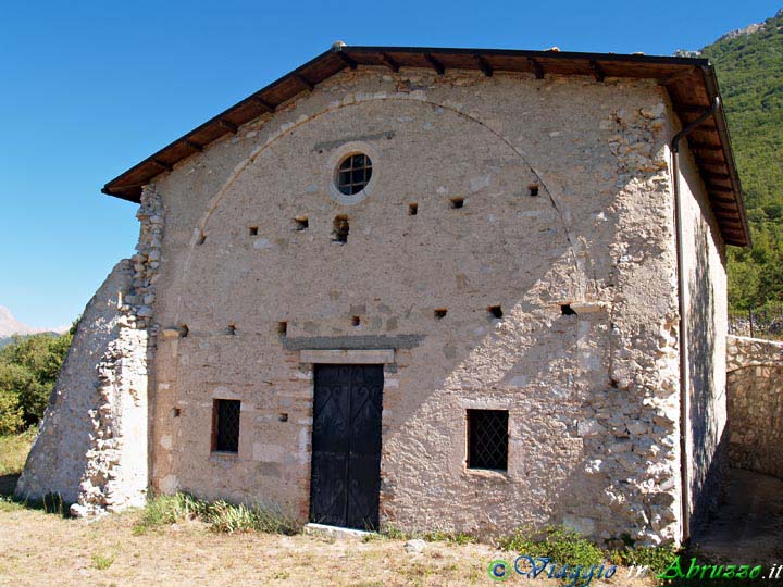 10-P8028635+.jpg - 10-P8028635+.jpg - La chiesa medievale di "S. Maria delle Vicenne", edificata nell'anno1000.